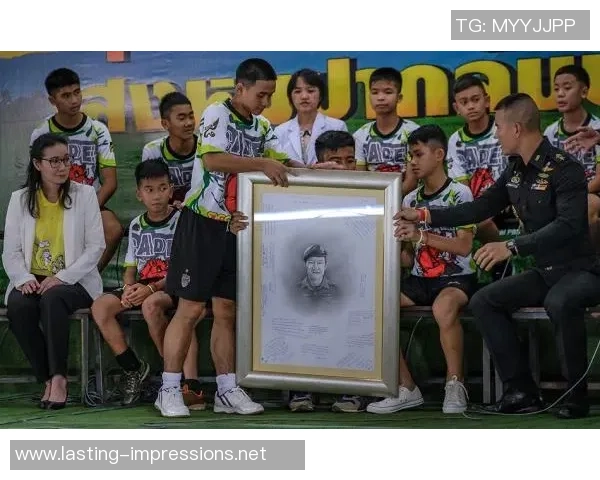 泰国足球明星海报图展示了他们的激情与梦想，激励无数年轻球员追逐足球梦想